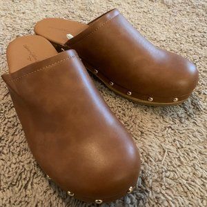 Platform brown leather clogs